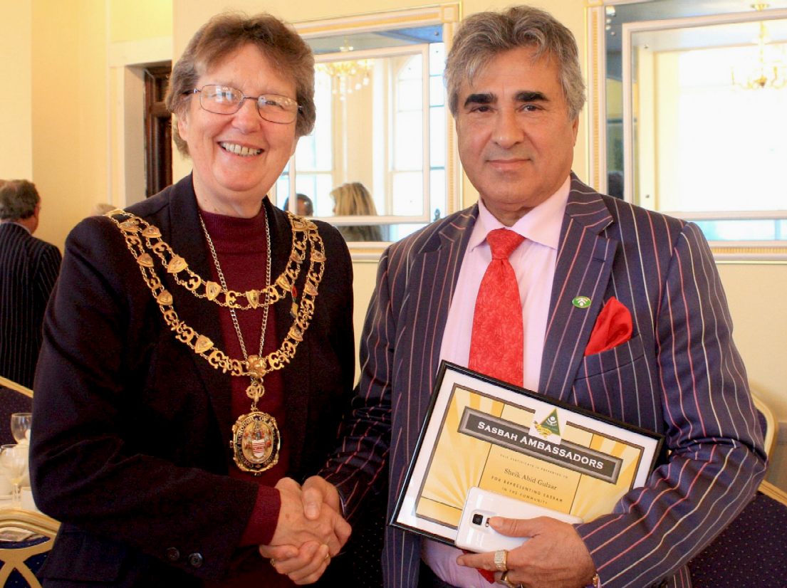 Mayoress Janet Coles sheikhs hands with Mr Gulzar